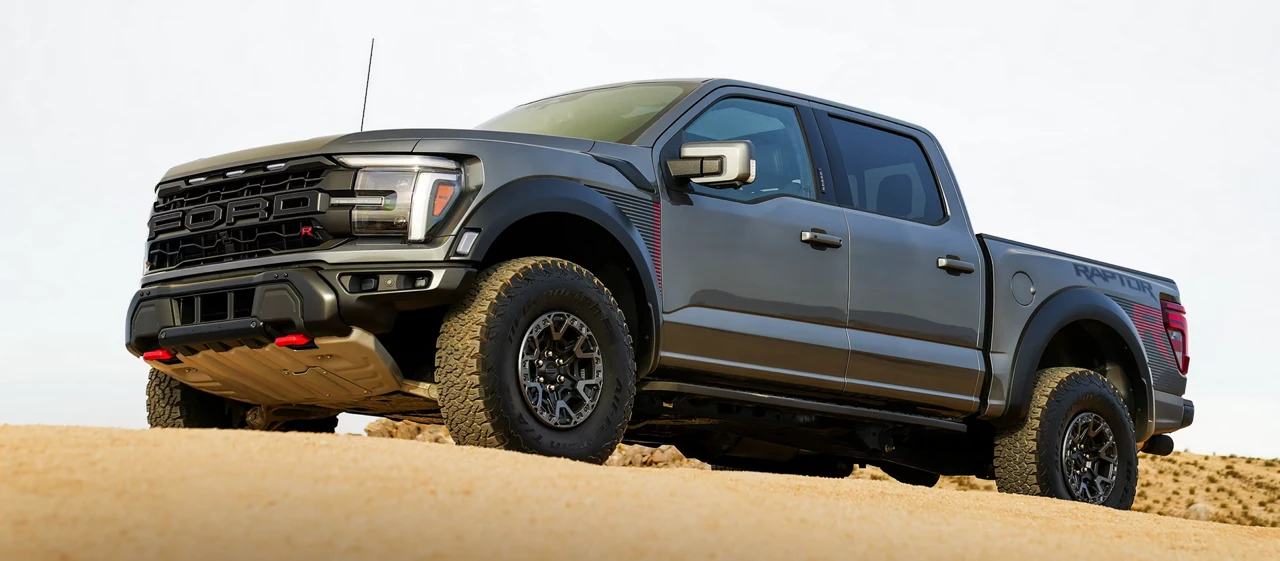 Ford F-150 Raptor 2026 gris présenté sur un terrain désertique.