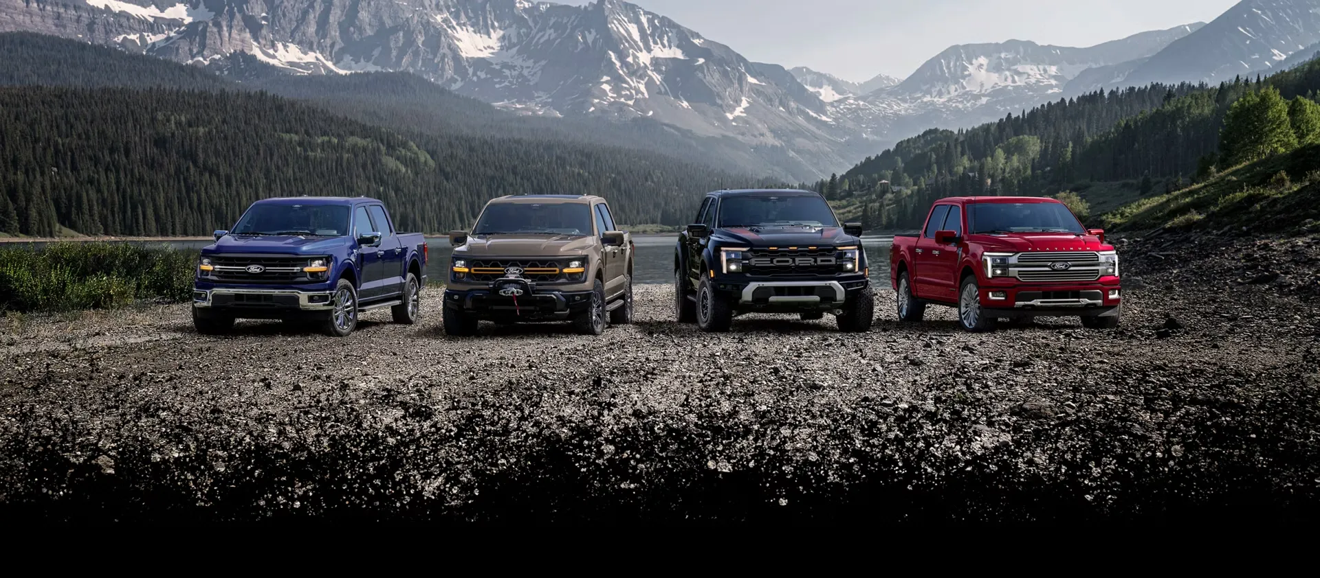 Différentes versions du Ford F-150 2026 devant un paysage montagneux.