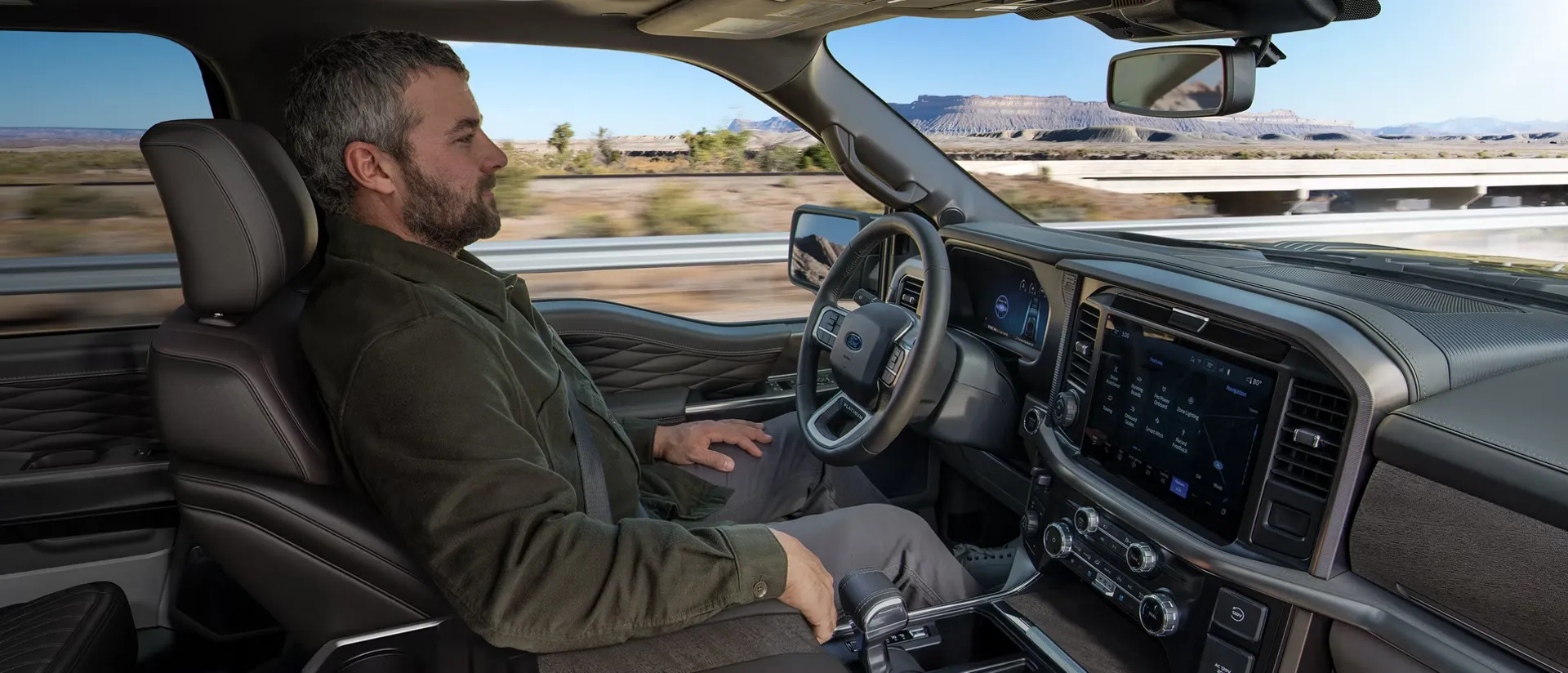Conducteur utilisant la technologie de conduite mains libres du Ford F-150 2026.