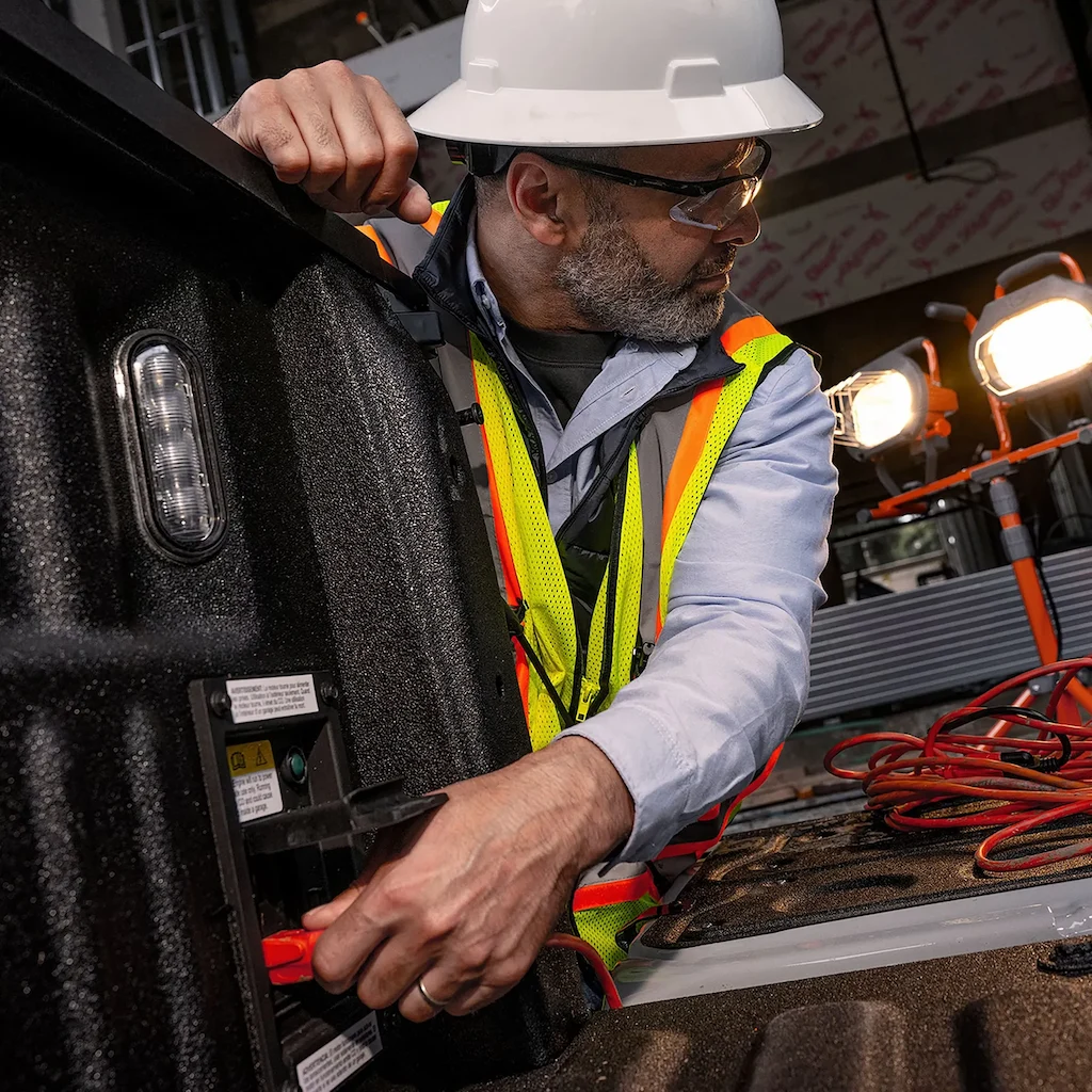 Travailleur utilisant les équipements pratiques dans la caisse d’un Ford F-250.