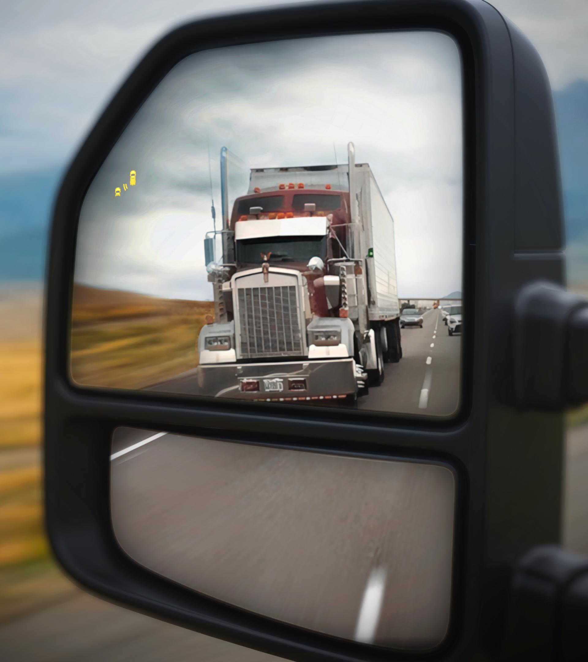 Camion semi-remorque détecté dans le rétroviseur d’un Ford F-250.