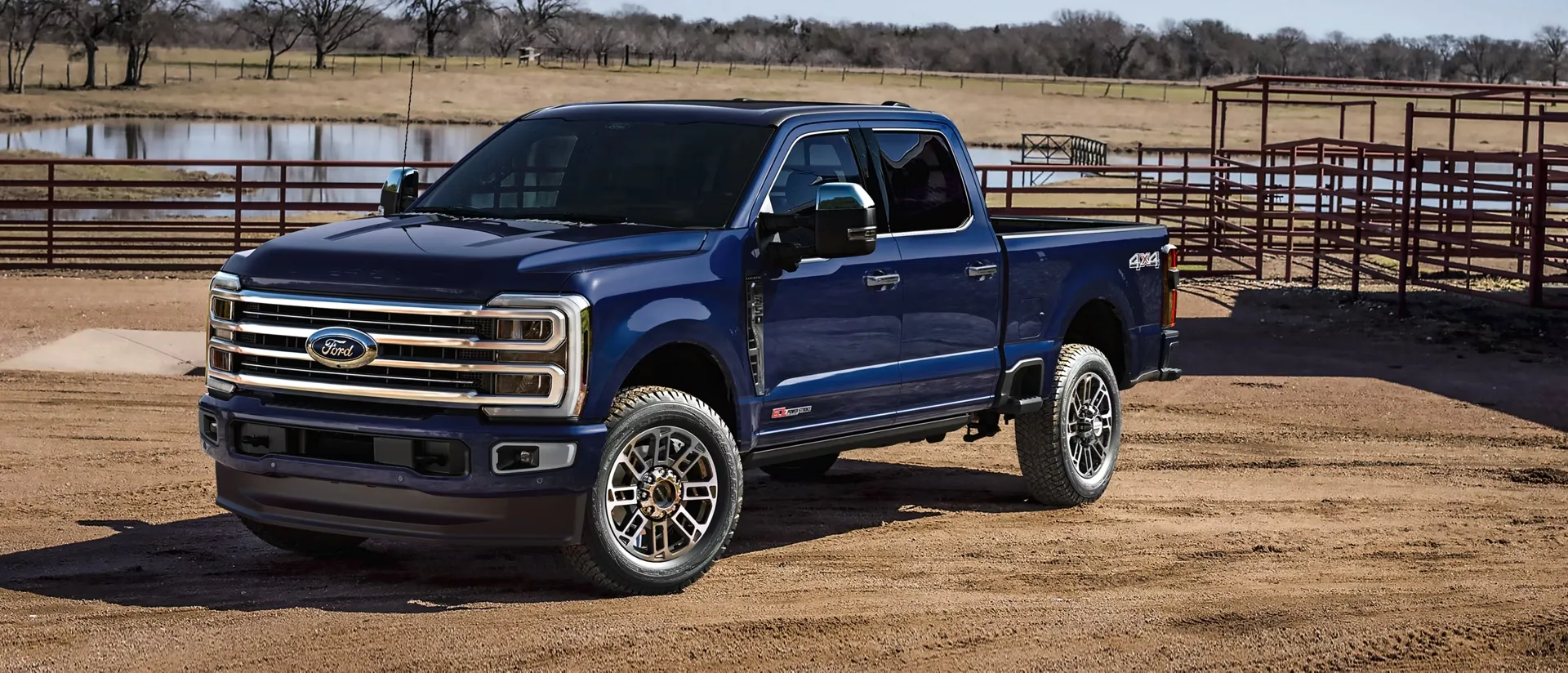 Ford Super Duty F-250 bleu présenté près d’un ranch.