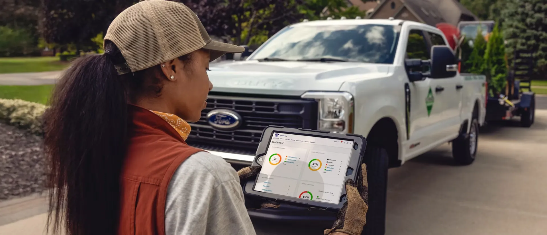 Professionnelle évaluant un Ford F-250 blanc à l’aide d’une tablette.
