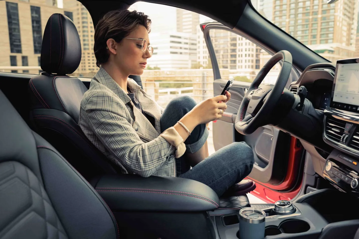Conductrice consultant son téléphone dans l’habitacle d’un Ford F-250.
