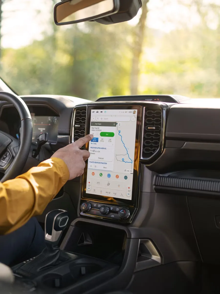 Écran tactile central du Ford Ranger 2026 affichant la navigation dans l’habitacle.