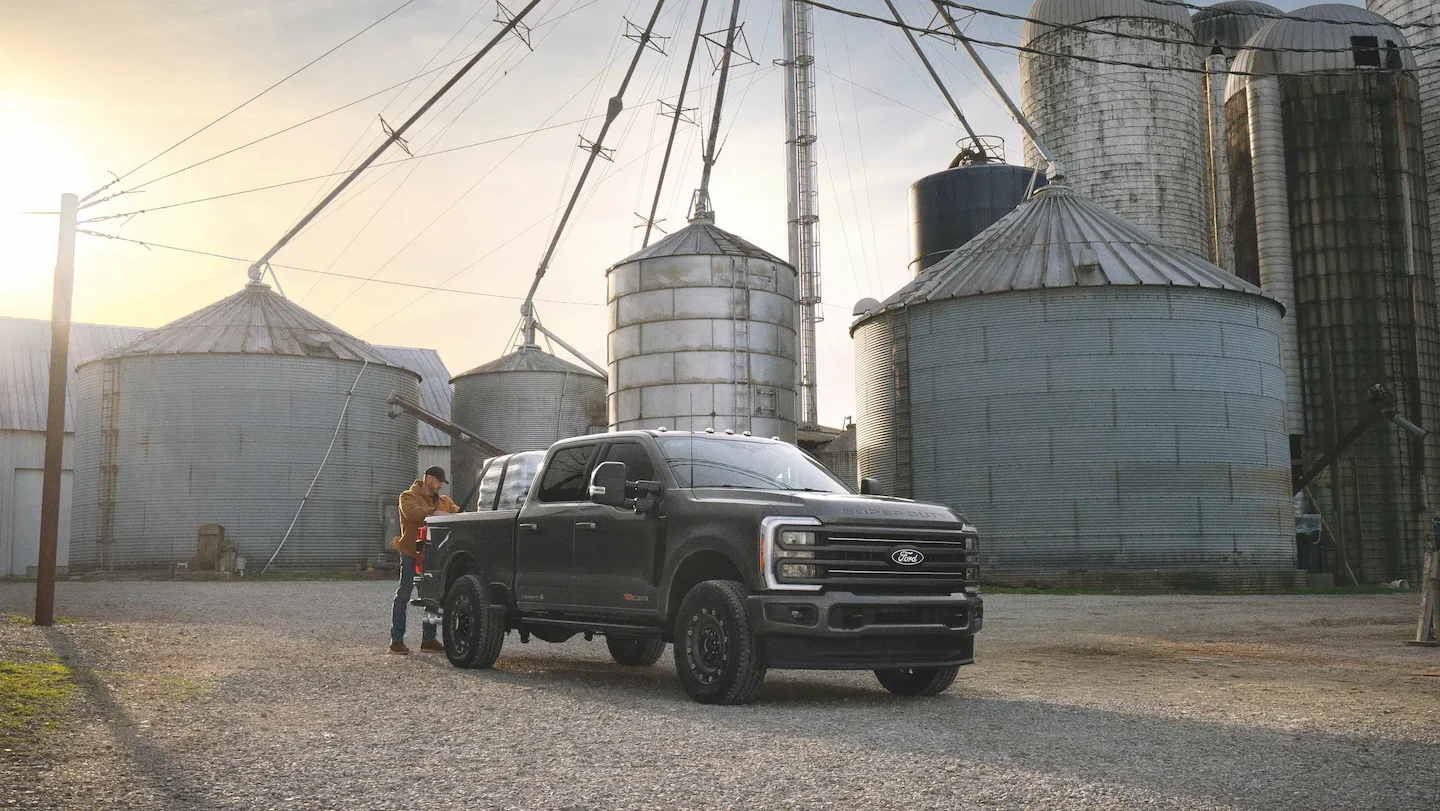Ford Super Duty F-350 stationné devant des silos agricoles.