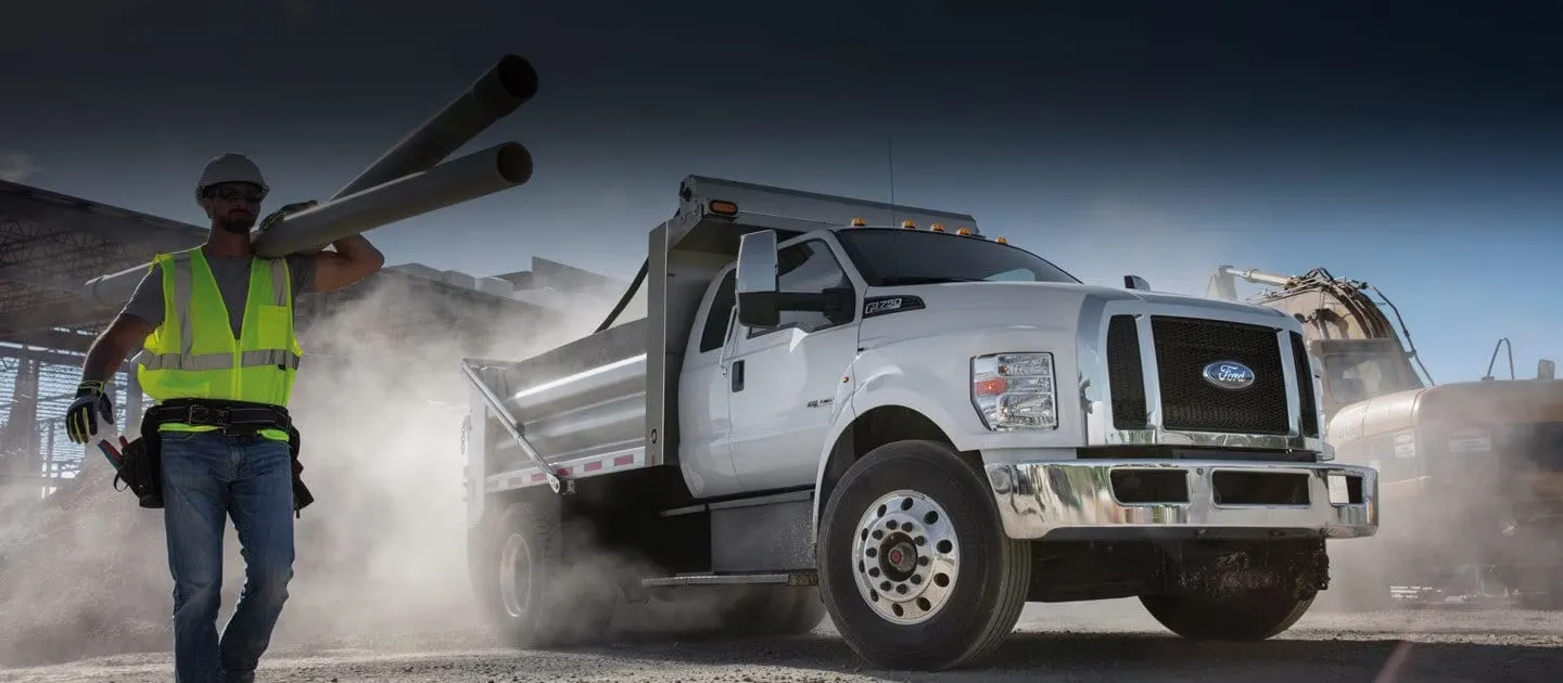 Camion à benne Ford F-650 sur un chantier de construction.