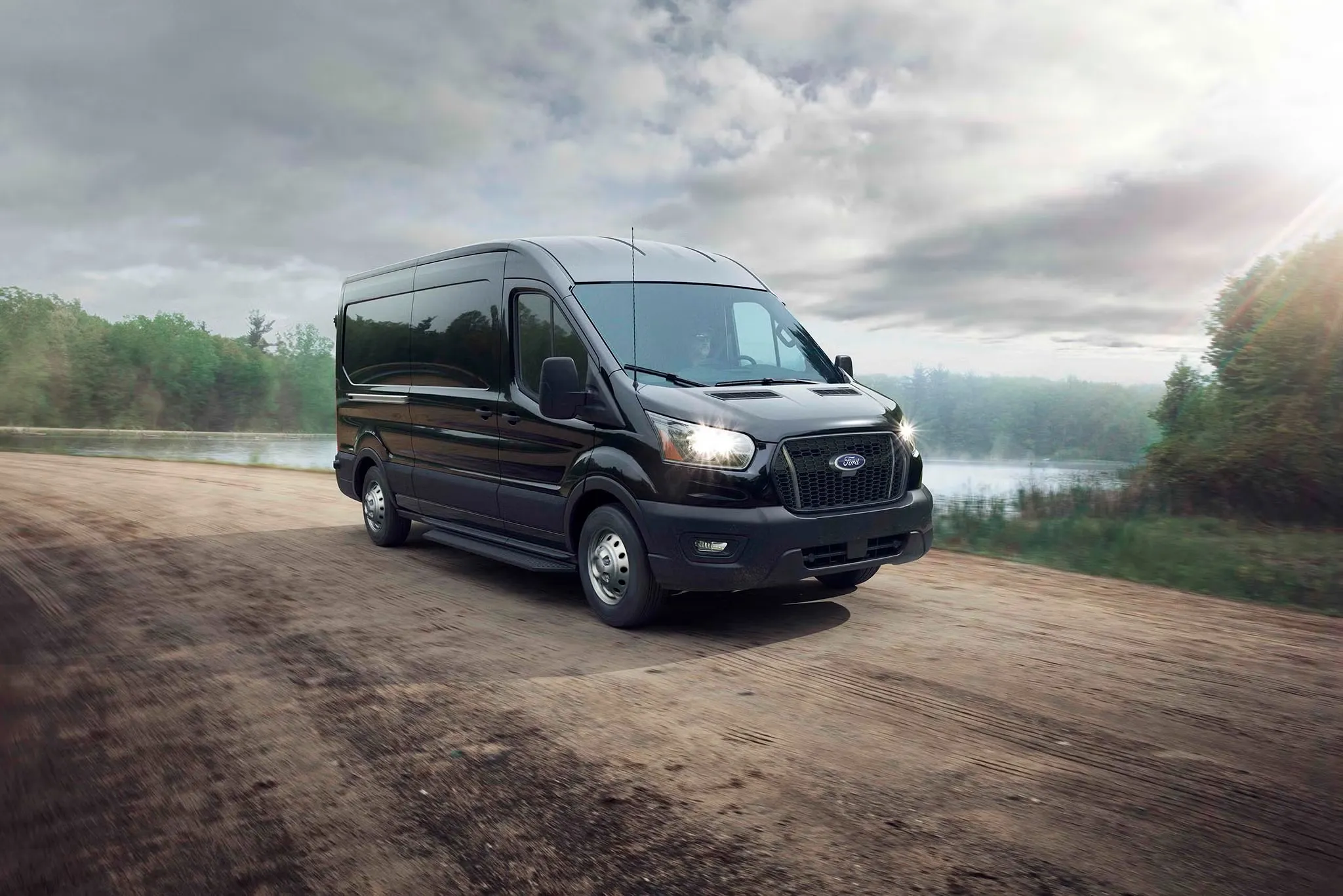 Fourgon Ford Transit Cargo noir pour la livraison et le service mobile.