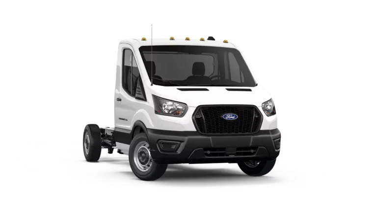 Ford Transit Châssis-cabine blanc conçu pour les aménagements commerciaux.