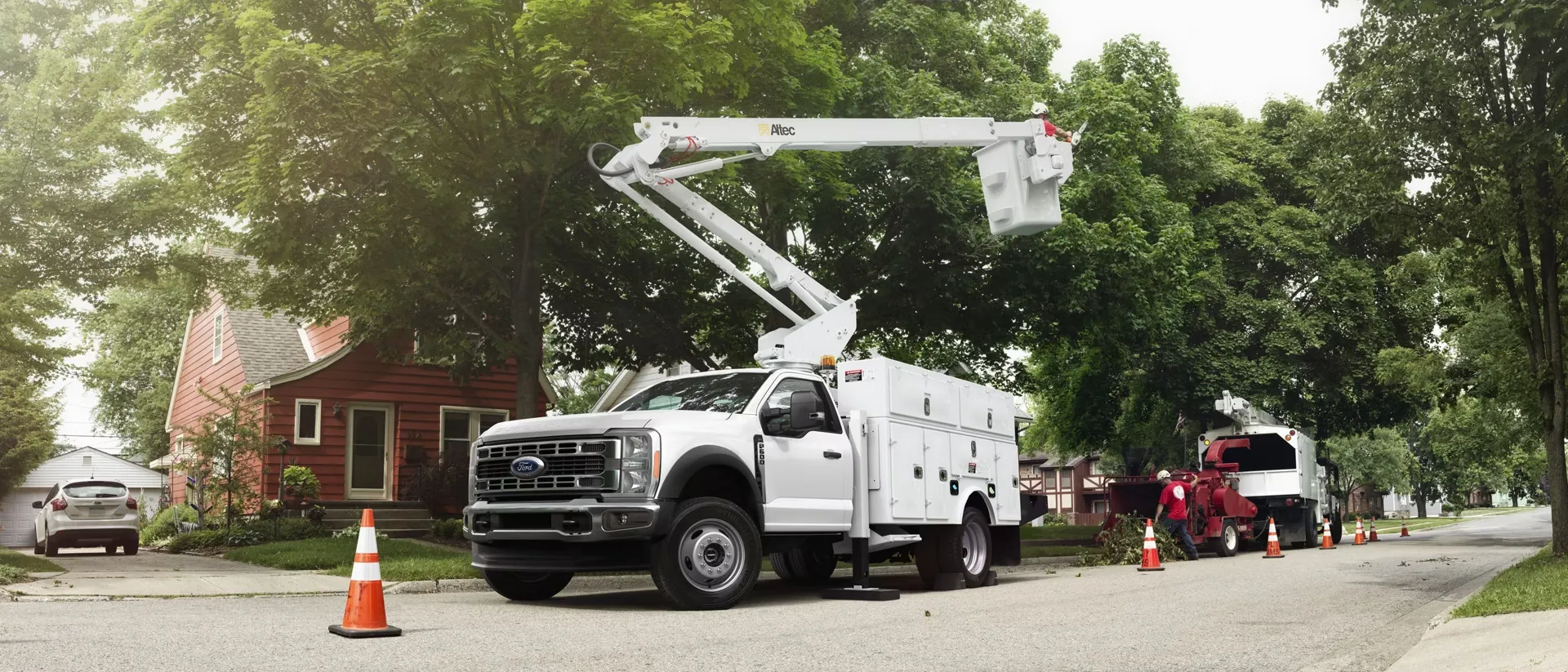 Ford F-600 Châssis-cabine équipé d’une nacelle pour les services municipaux.