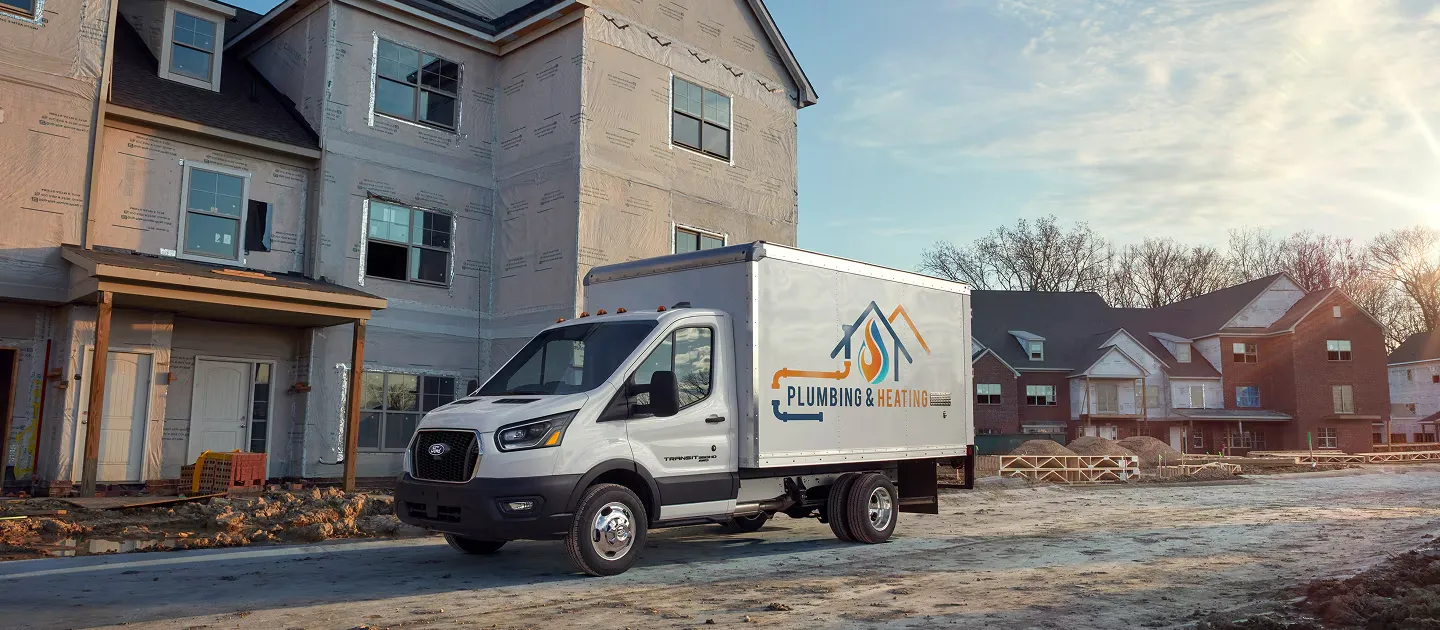 Ford Transit Cutaway aménagé en camion de service pour la plomberie et le chauffage.