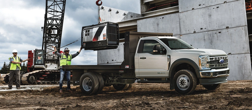Ford F-600 Châssis-cabine XLT à plateforme sur un chantier de construction.