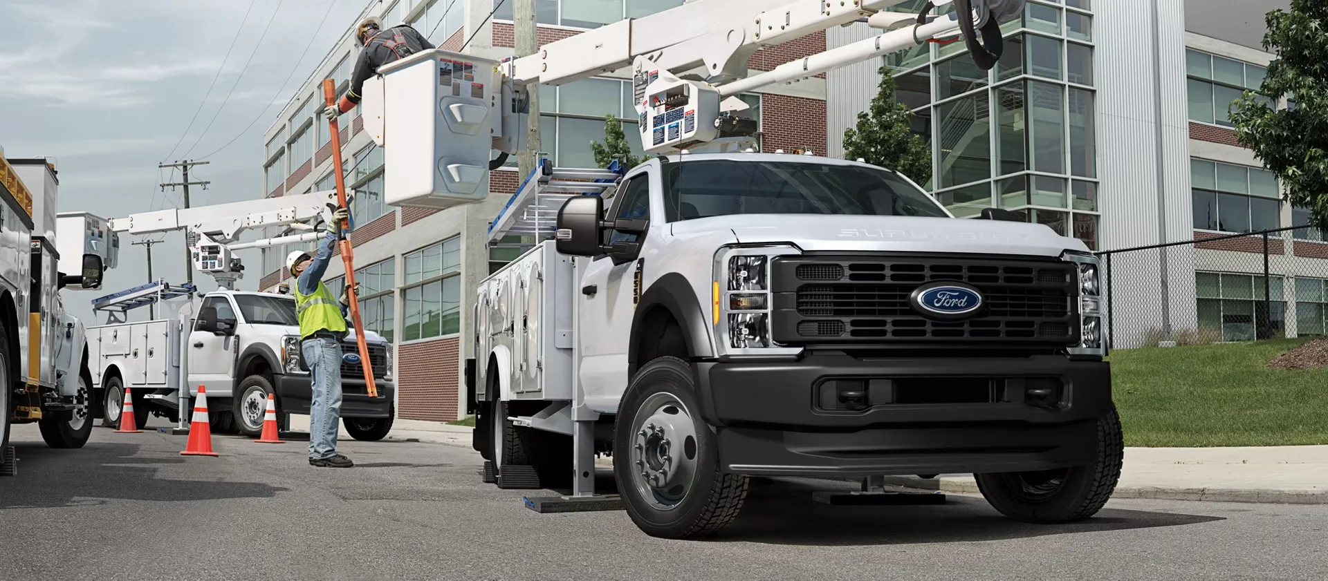 Camions Ford châssis-cabine équipés de nacelles pour des travaux électriques.