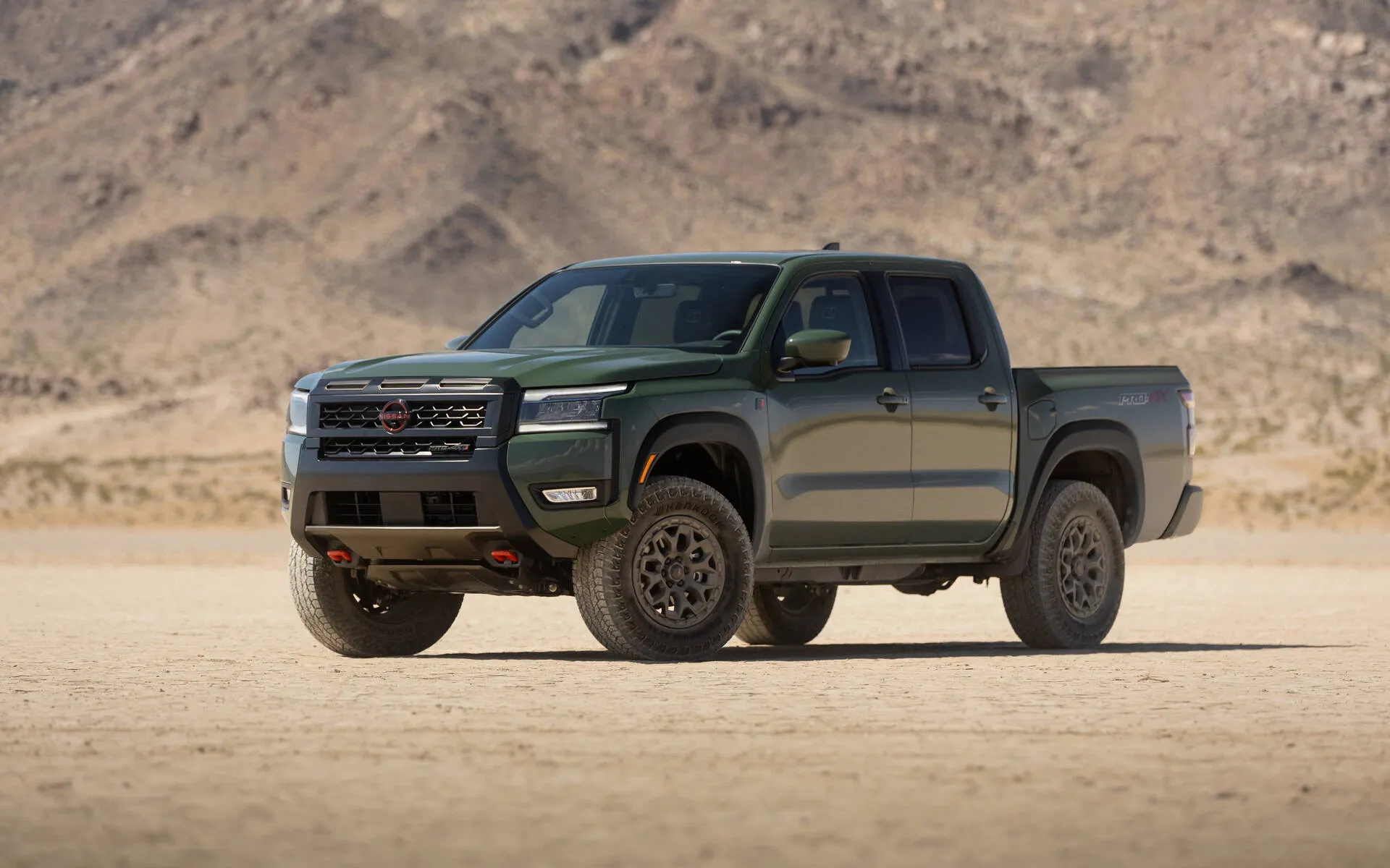 Nissan Frontier 2026 vert présenté dans un paysage désertique.