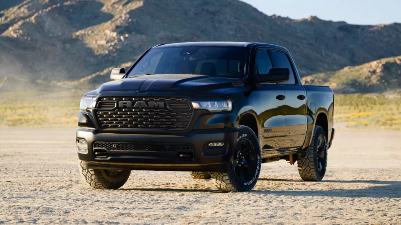 Ram 1500 2026 noir présenté dans un paysage désertique.